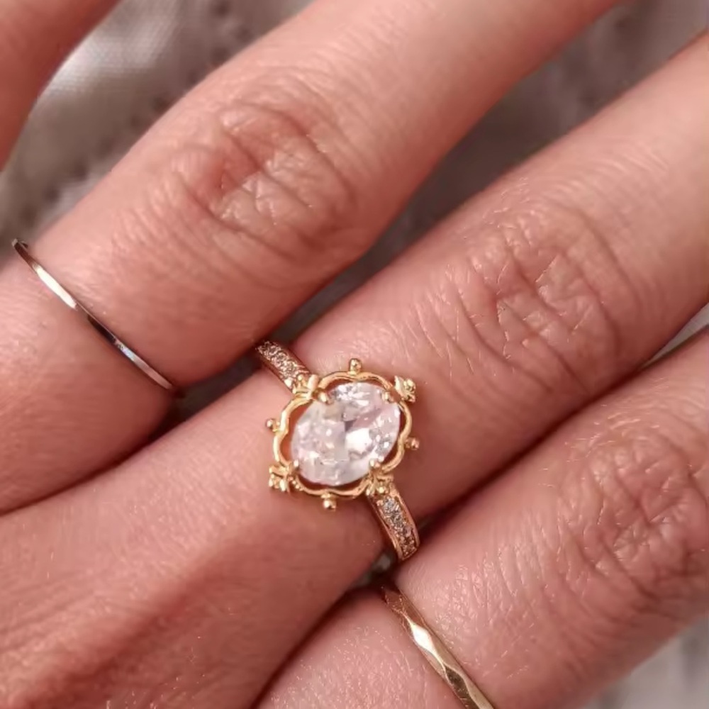 Elegant Gold Toned and Silver Women's Ring Size 7 (R62) - Picture 4 of 7